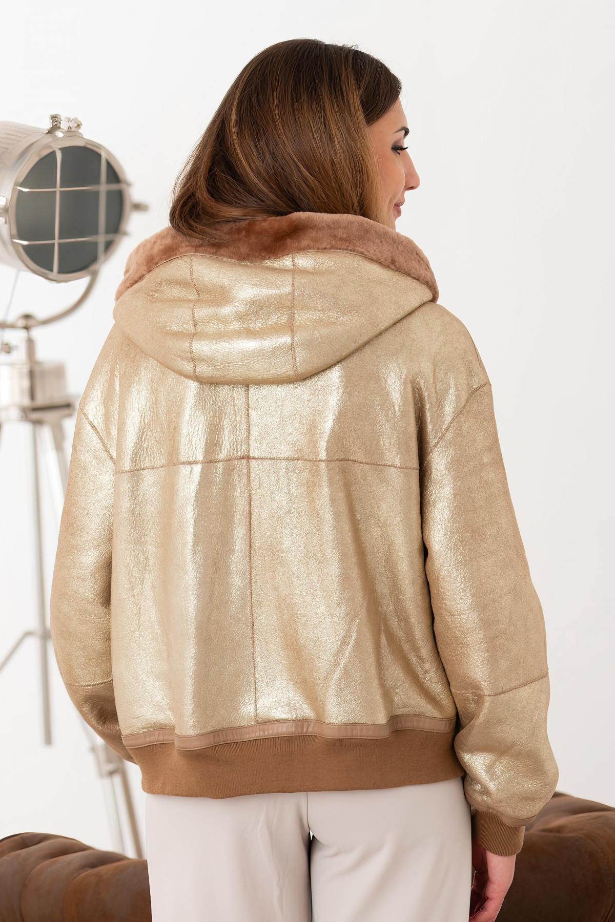 Reversible taupe and gold shearling jacket for autumn-winter warmth. - Image n°9