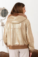 Reversible taupe and gold shearling jacket for autumn-winter warmth. - Image n°9