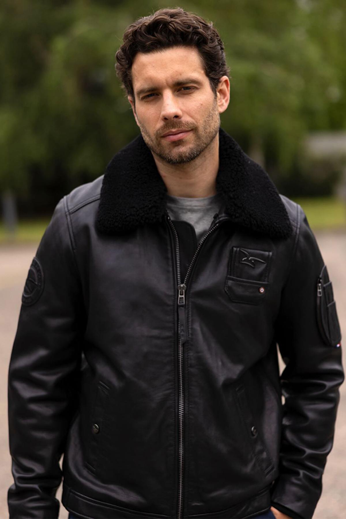 Black lambskin aviator jacket, French-made with removable fur collar. - Image n°5