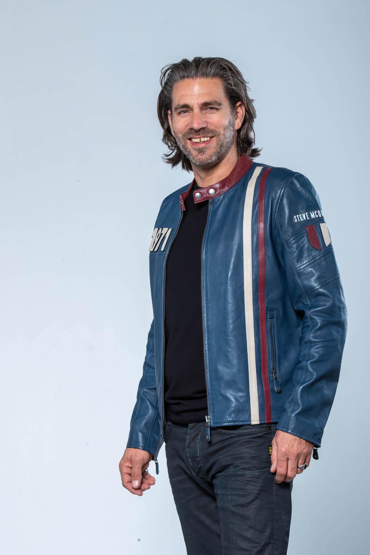 Steve McQueen's 1970s racing legacy in a royal blue sheepskin jacket. - Image n°4
