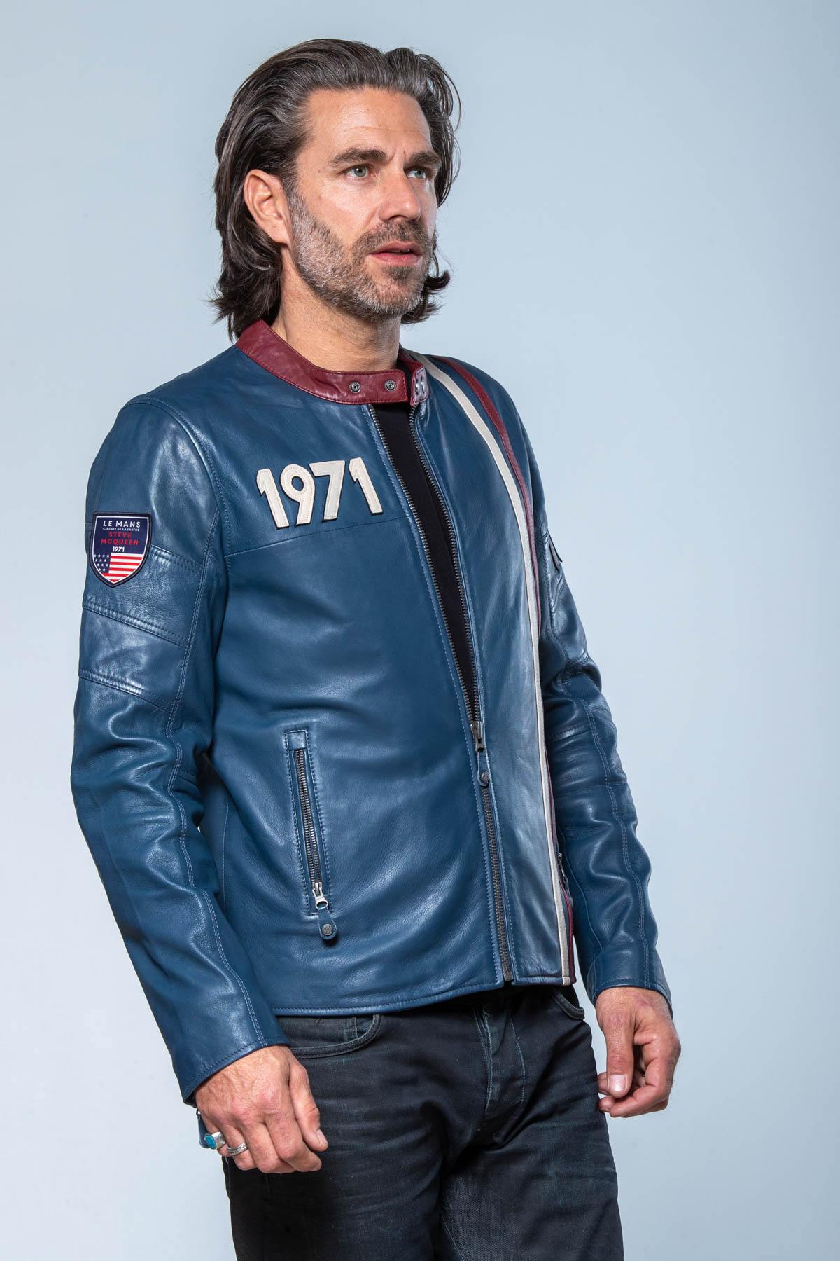 Steve McQueen's 1970s racing legacy in a royal blue sheepskin jacket. - Image n°6