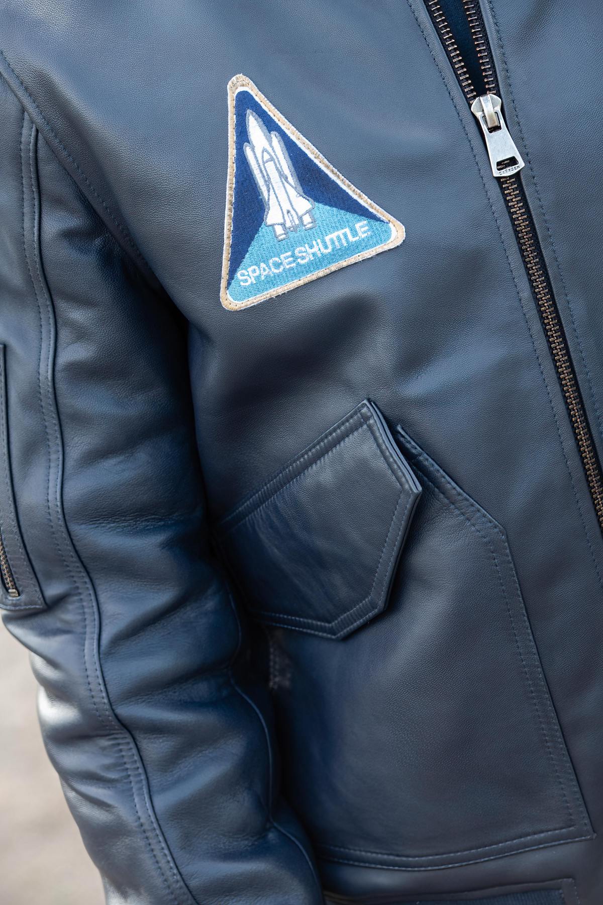 Limited-edition navy sheepskin jacket inspired by Apollo 13's legacy. - Image n°12