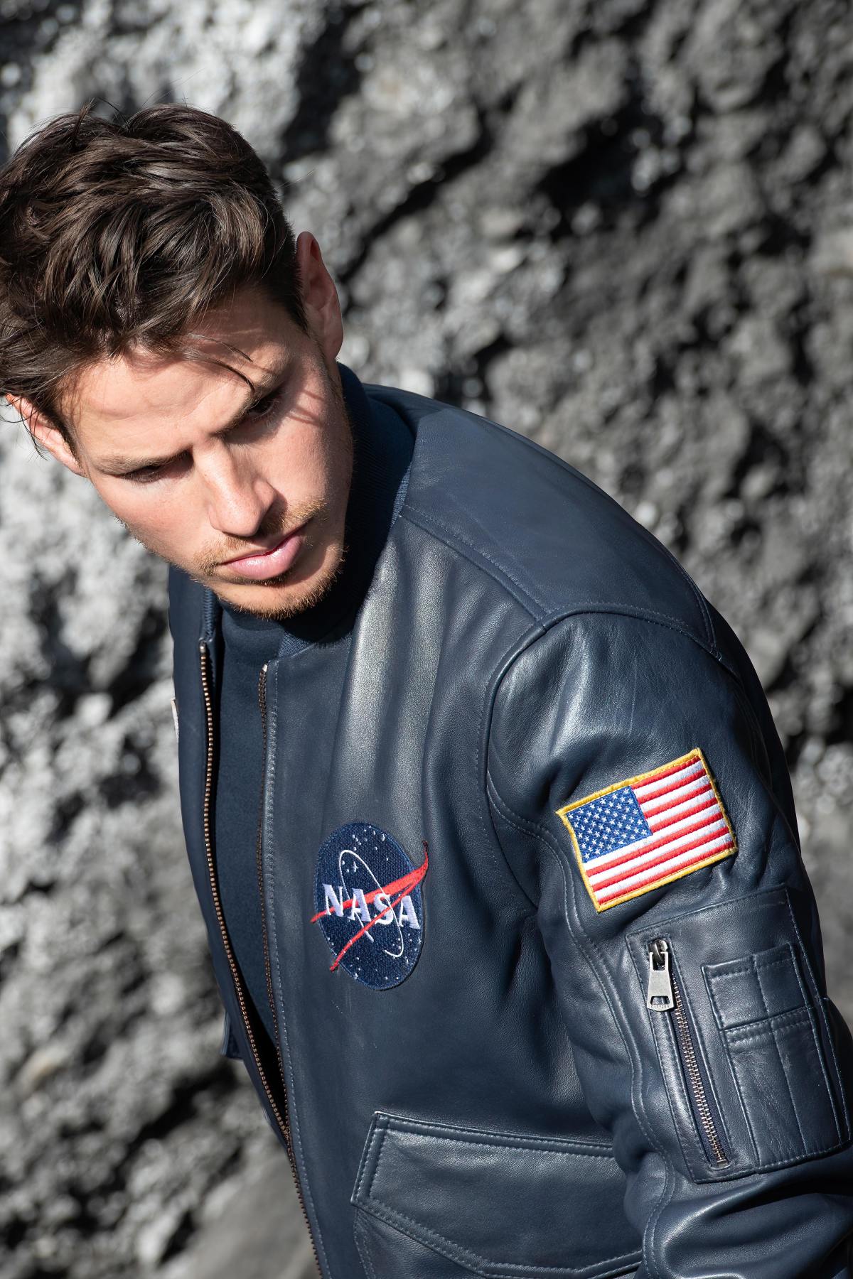Limited-edition navy sheepskin jacket inspired by Apollo 13's legacy. - Image n°13