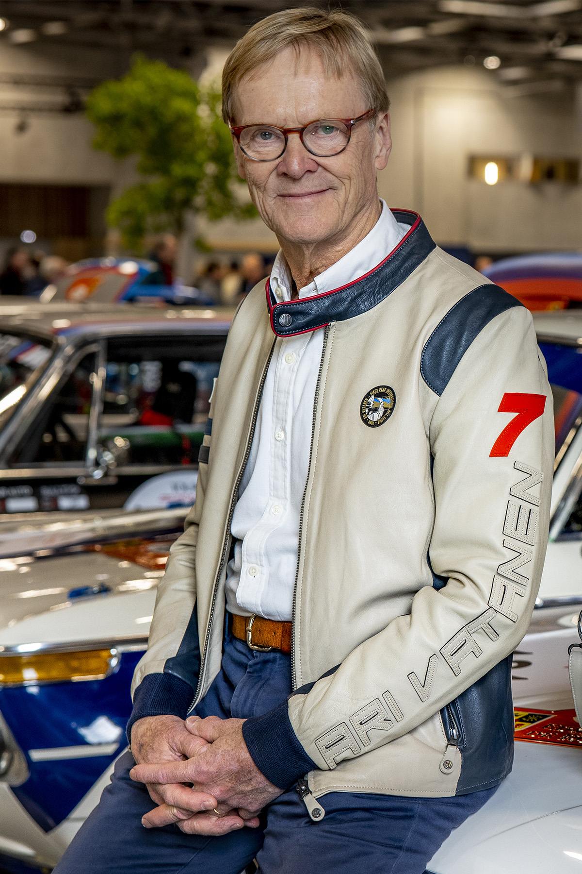 Ari Vatanen's 1988 Pikes Peak legacy in ecru sheepskin. Timeless racing spirit. - Image n°1
