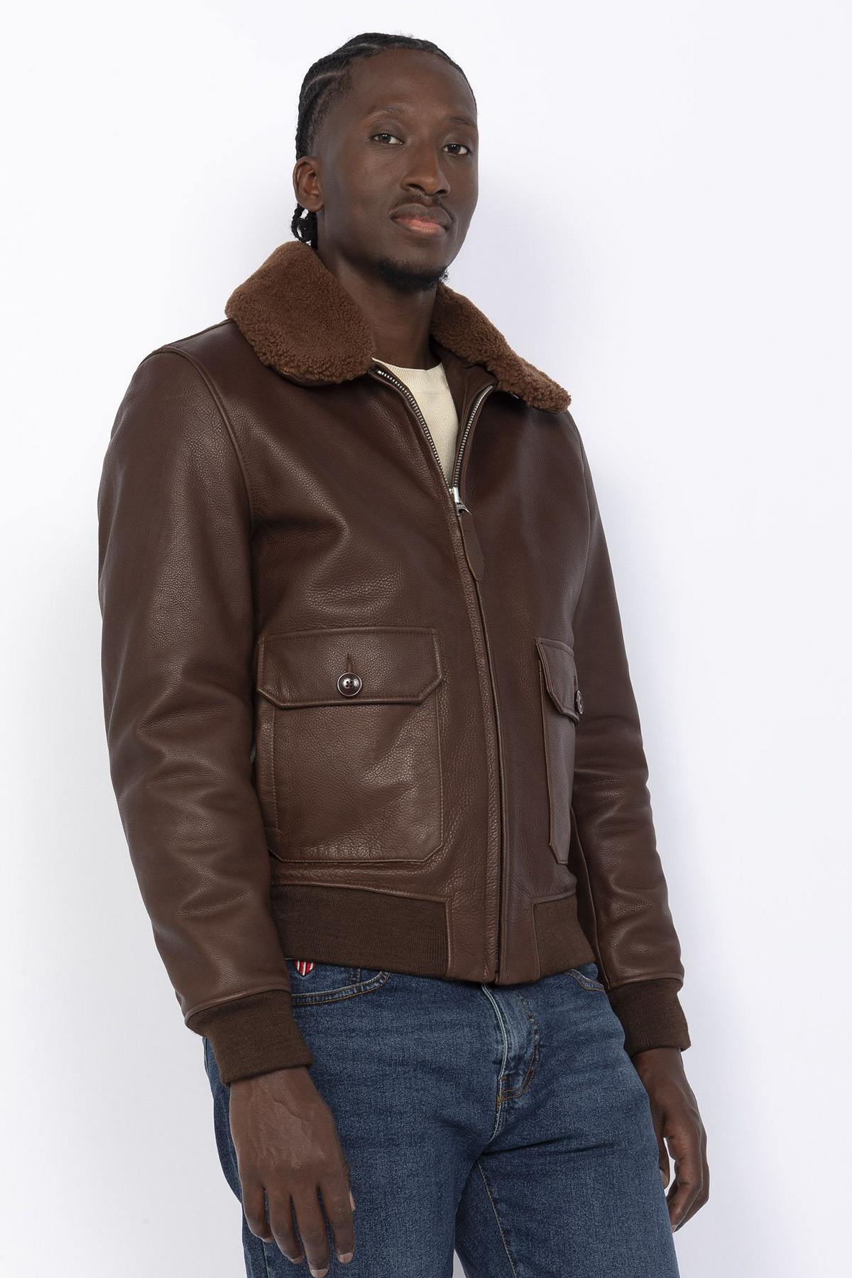 Schott's brown cowhide aviator jacket: removable collar, zip closure. - Image n°4