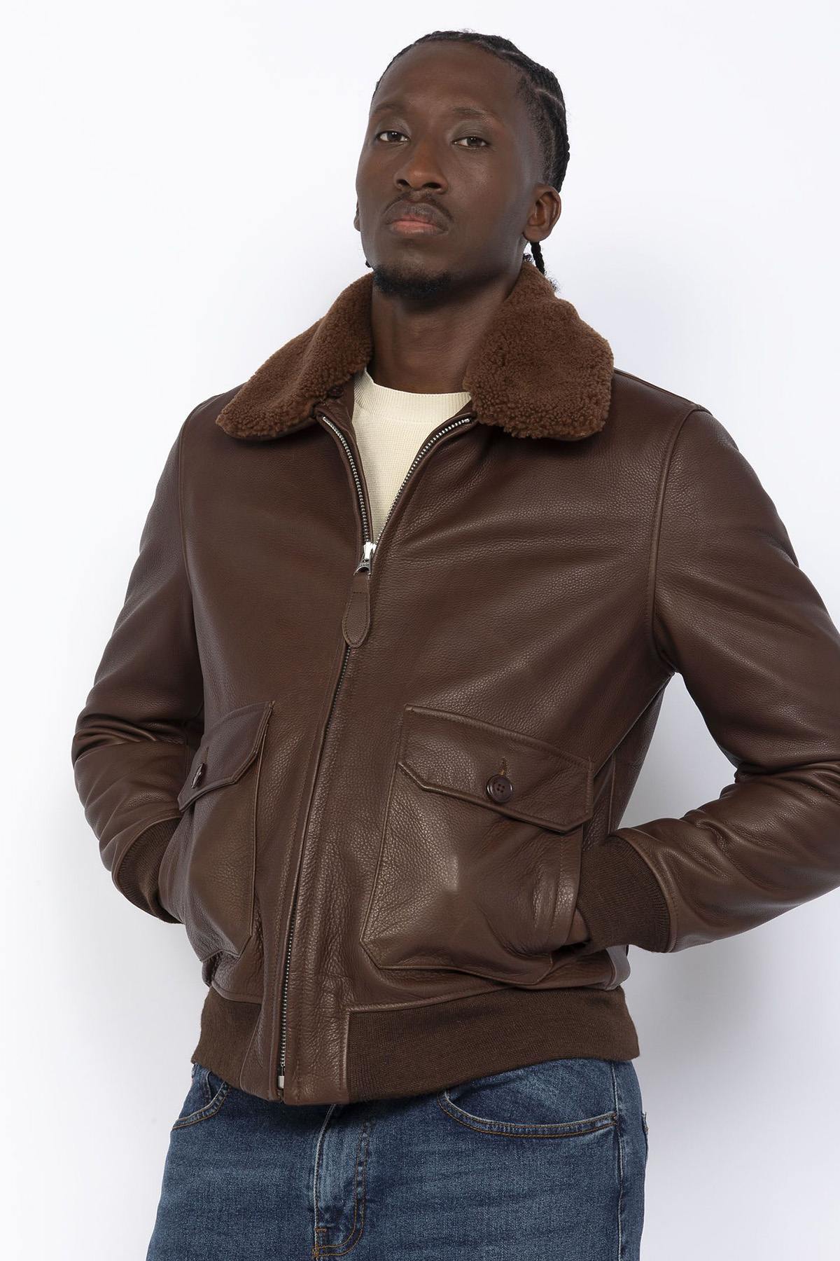 Schott's brown cowhide aviator jacket: removable collar, zip closure. - Image n°1