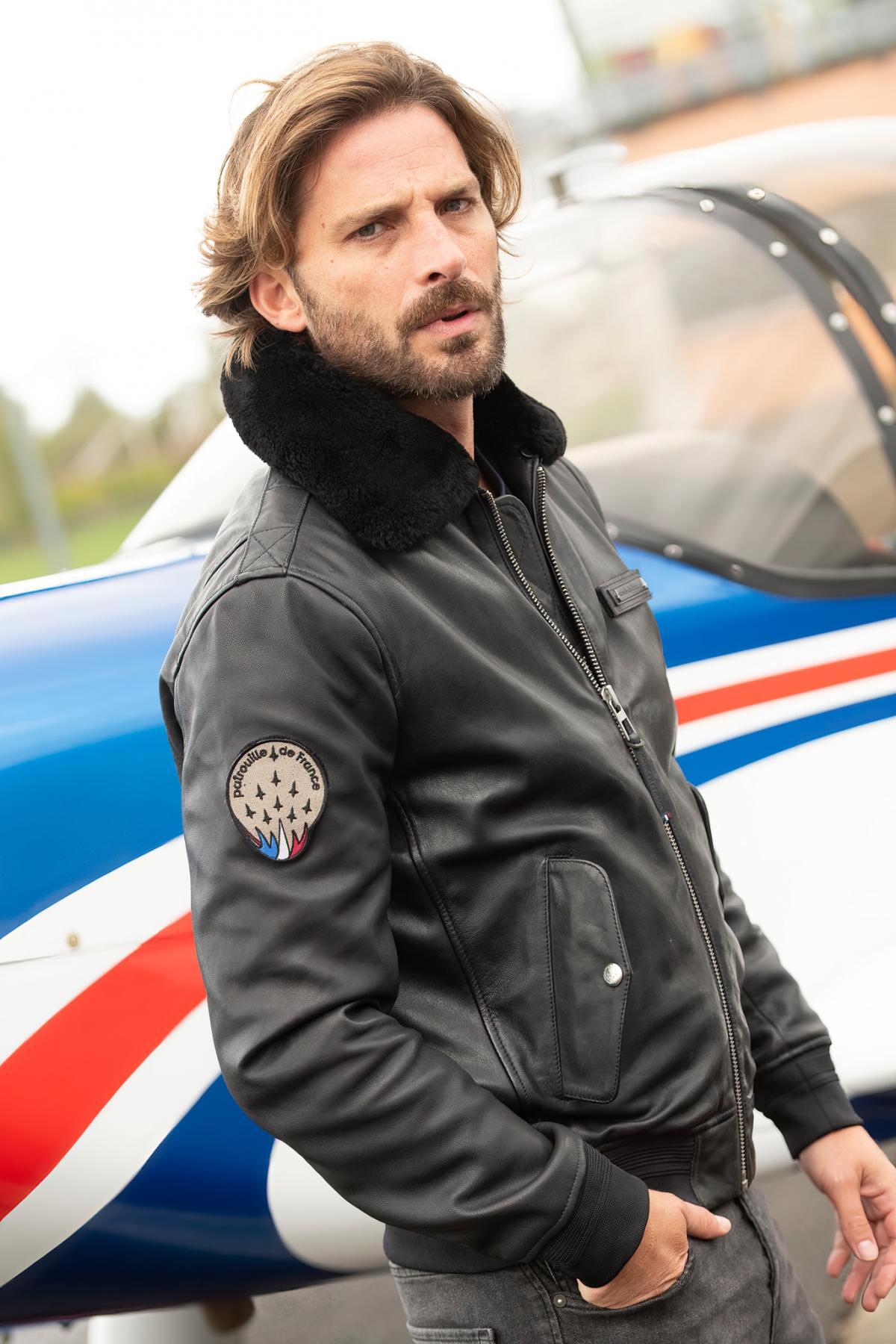 Limited dark navy lambskin aviator. Detachable fur collar. - Image n°1