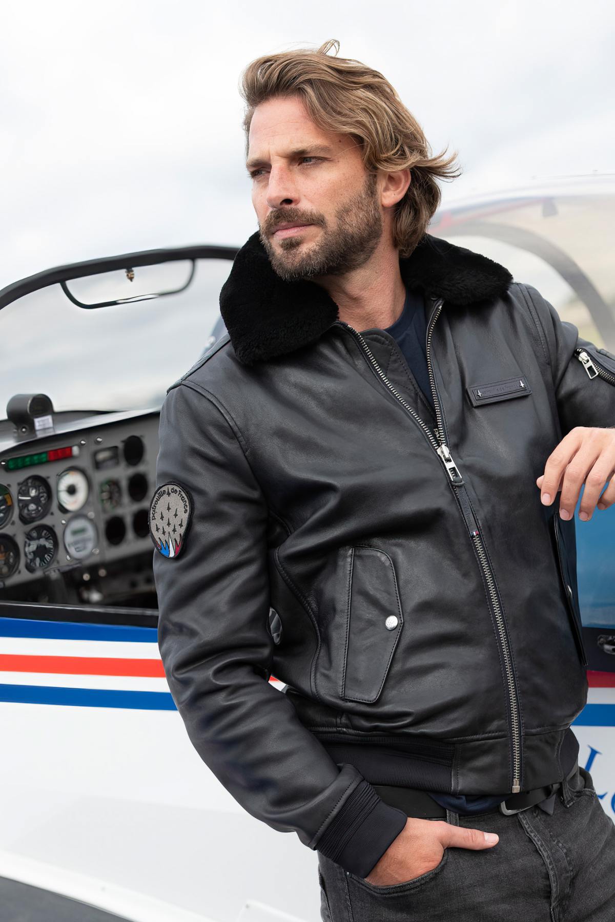Limited dark navy lambskin aviator. Detachable fur collar. - Image n°10