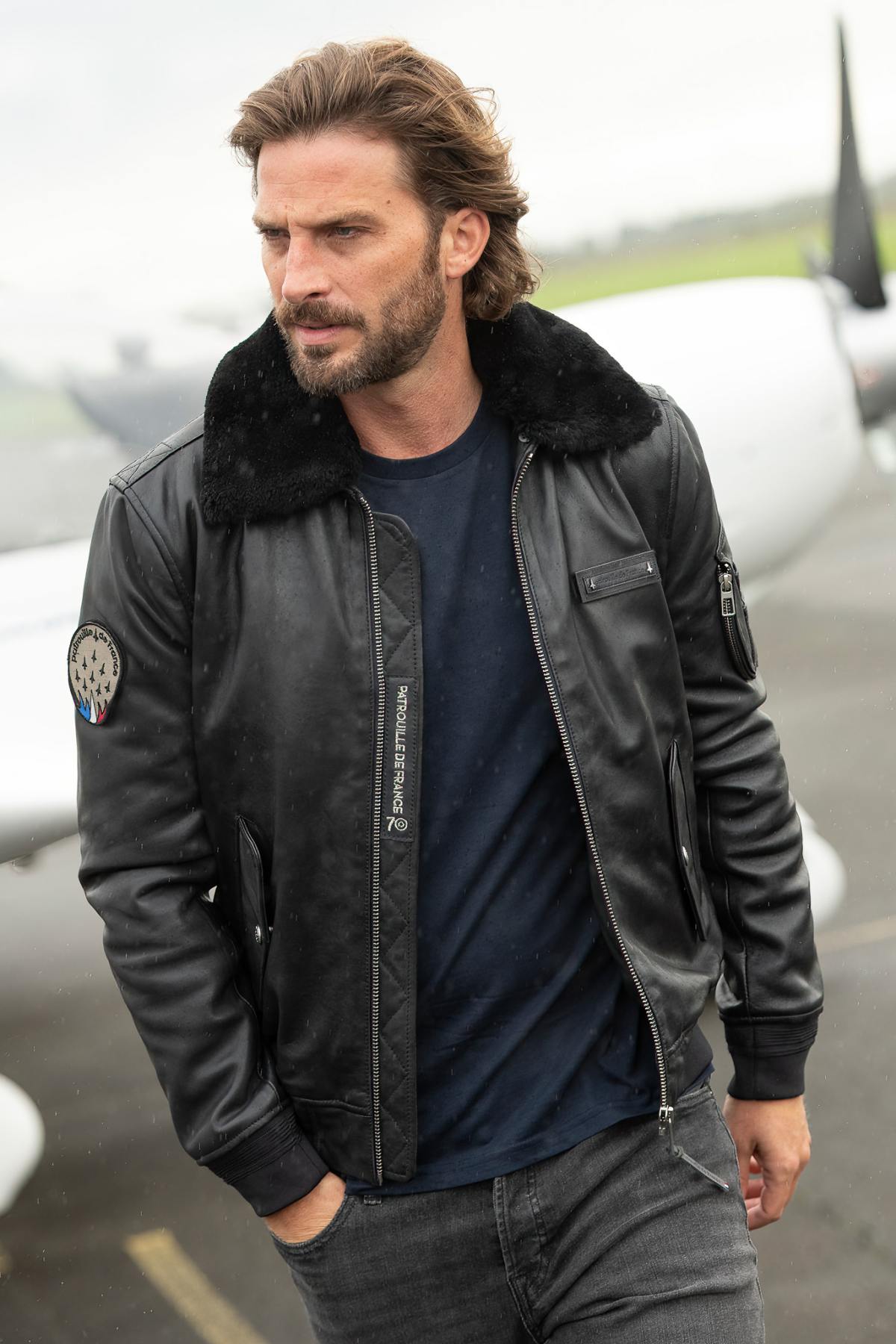 Limited dark navy lambskin aviator. Detachable fur collar. - Image n°2