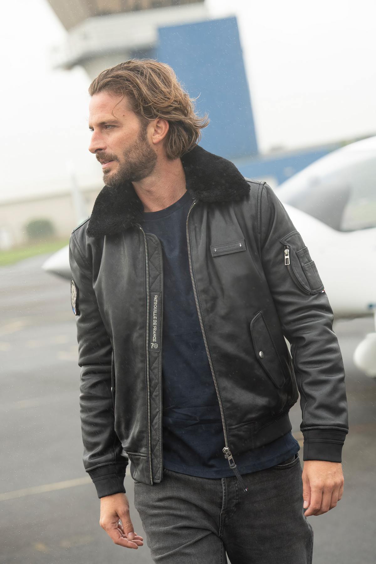Limited dark navy lambskin aviator. Detachable fur collar. - Image n°13