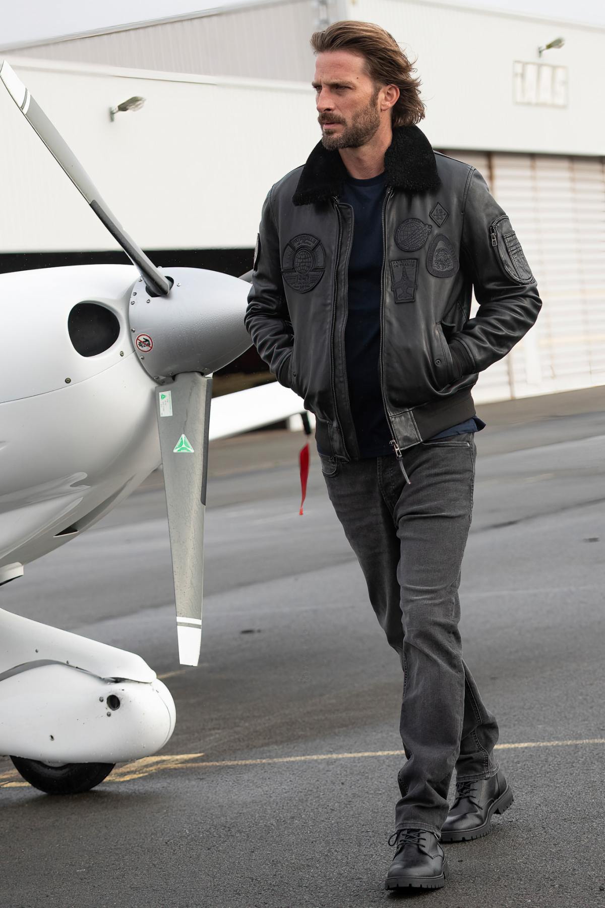 Black sheepskin aviator jacket with fur collar for warmth and style. - Image n°3