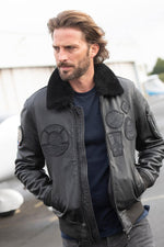 Black sheepskin aviator jacket with fur collar for warmth and style. - Image n°12