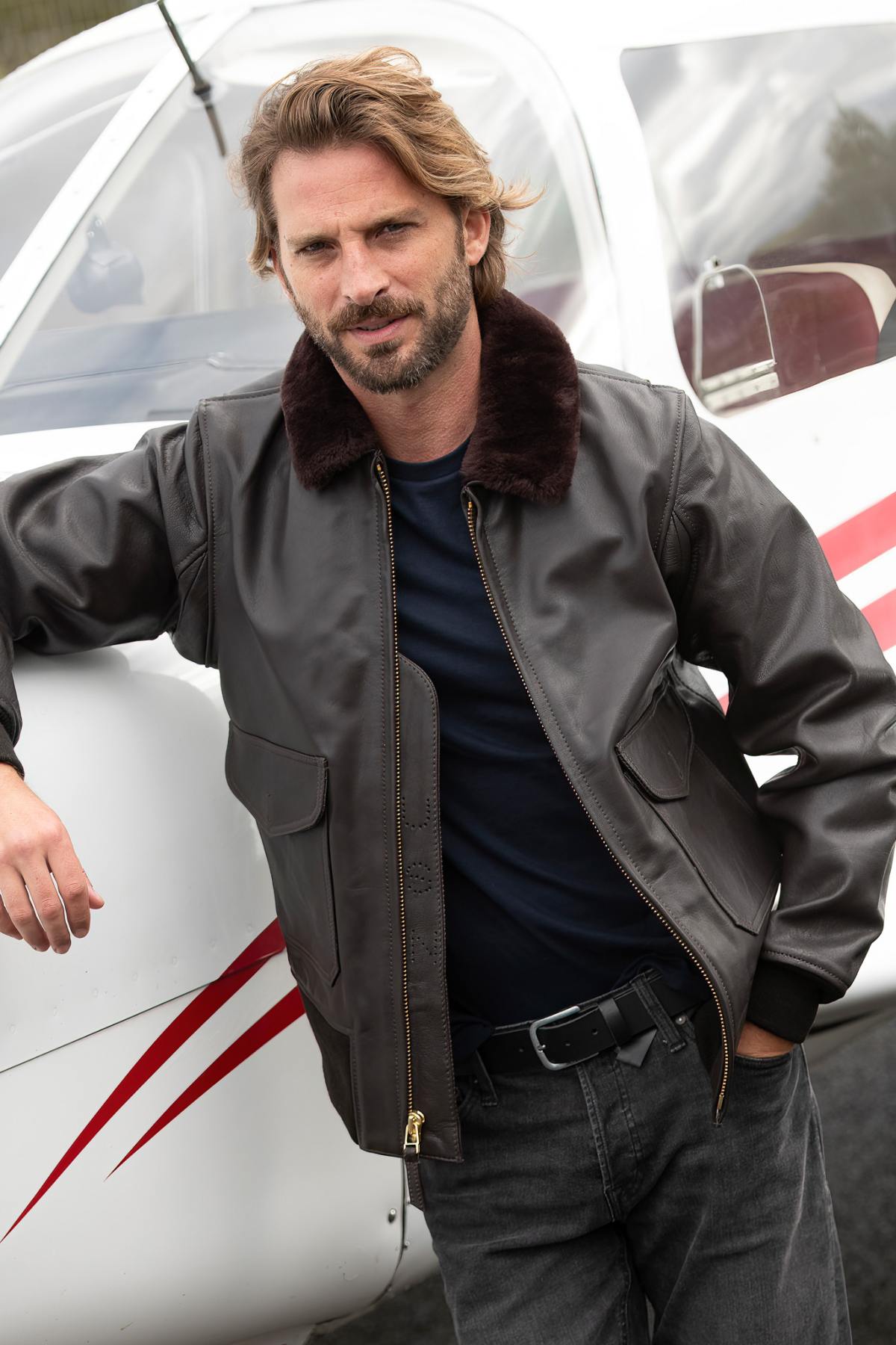 WWII G-1 aviator jacket in aged buffalo leather, robust and vintage. - Image n°5