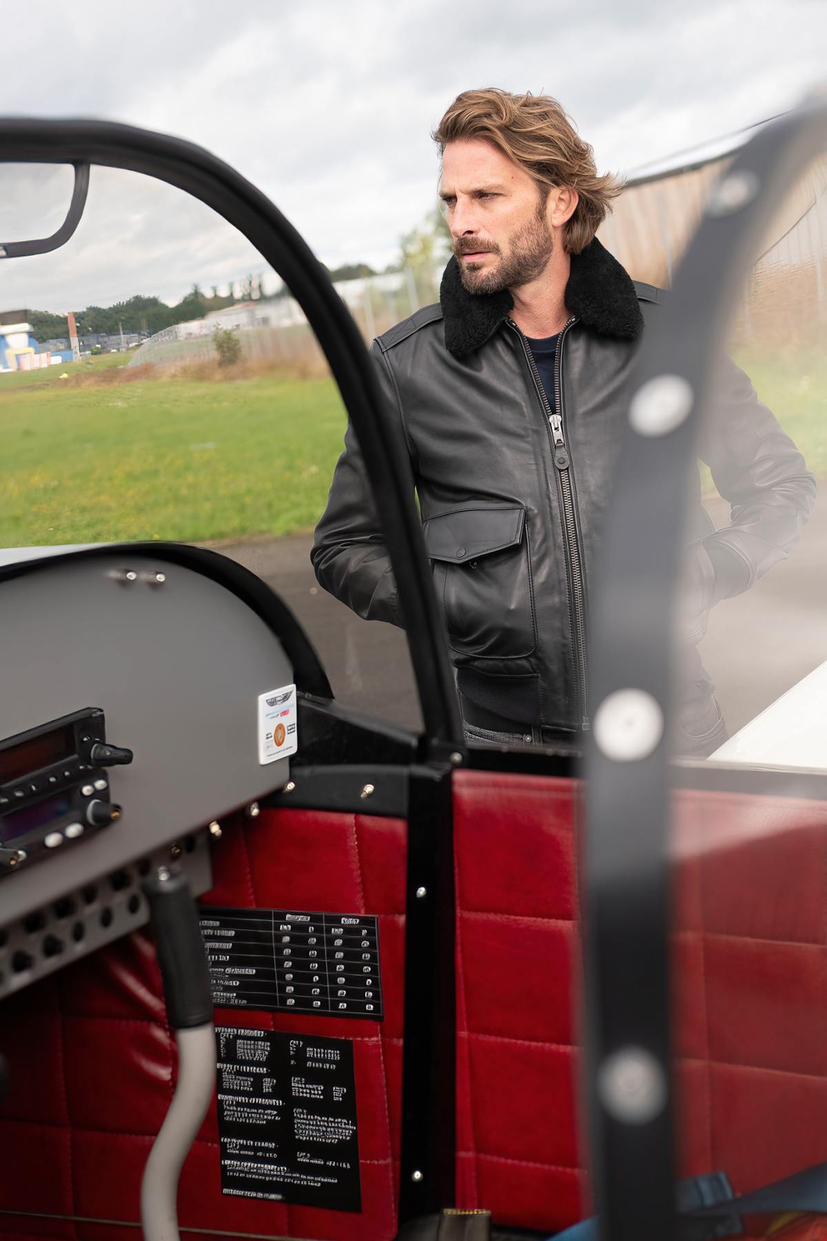 Schott's thick cowhide aviator jacket with removable shearling collar. - Image n°4