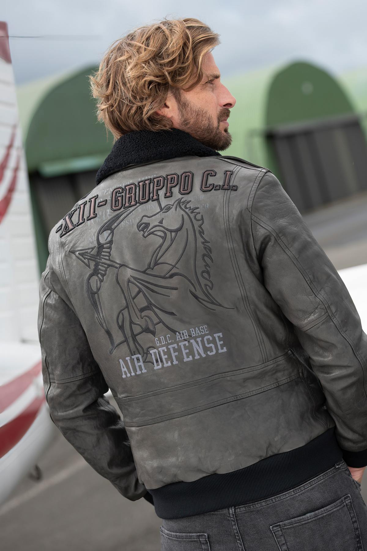 Aeronautica Militare's anthracite sheepskin jacket, crafted in Italy. - Image n°1