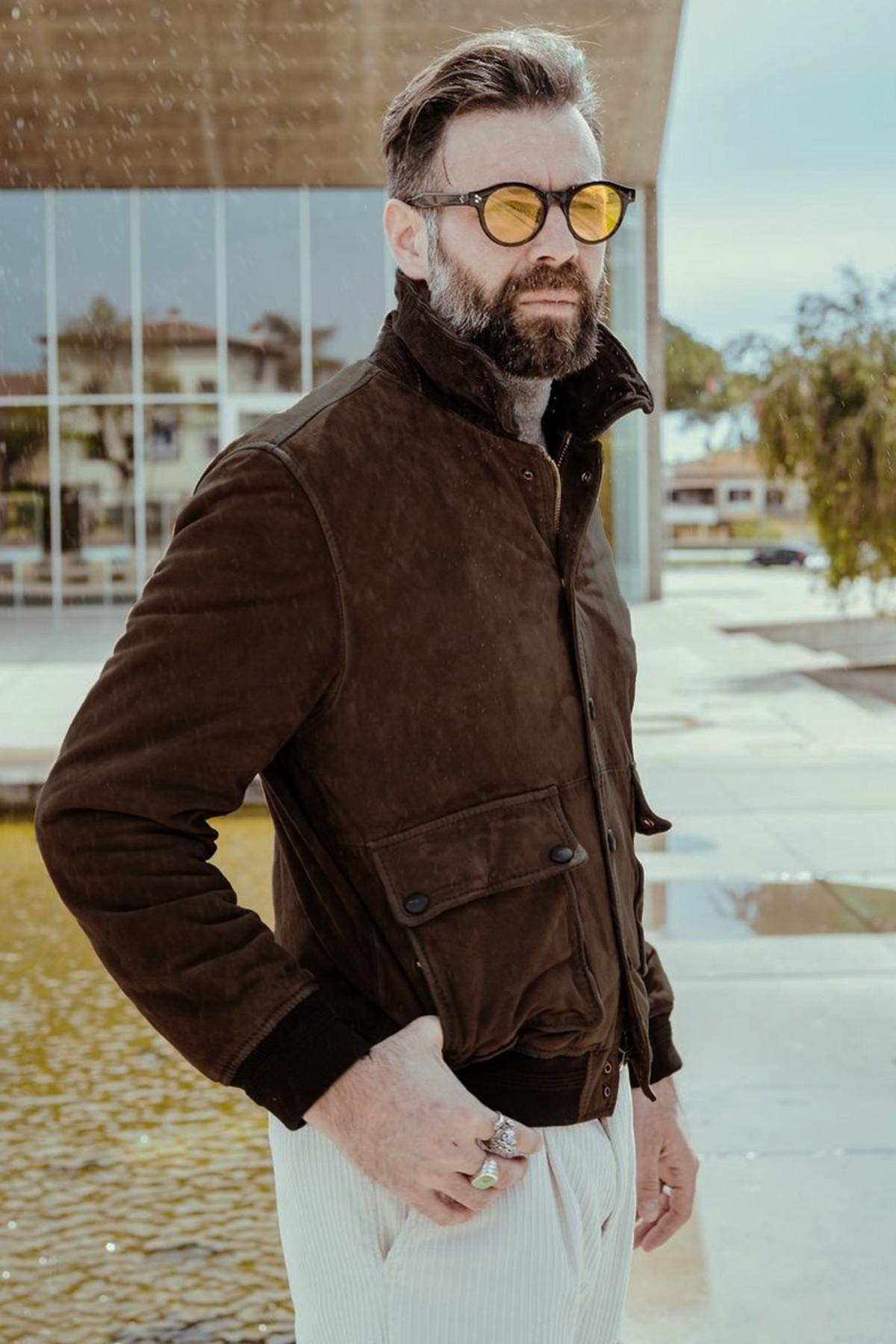 Aged whisky goatskin suede, burnt for a dark, lustrous finish. Tri-season versatility with removable lining. - Image n°10