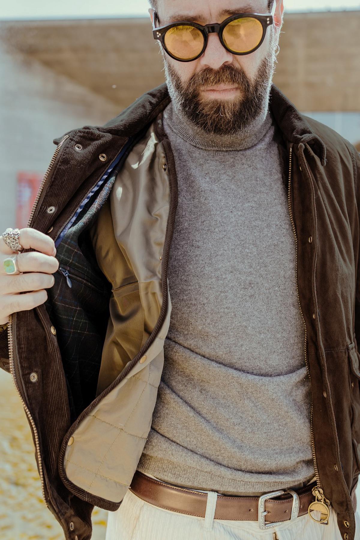 Aged whisky goatskin suede, burnt for a dark, lustrous finish. Tri-season versatility with removable lining. - Image n°2