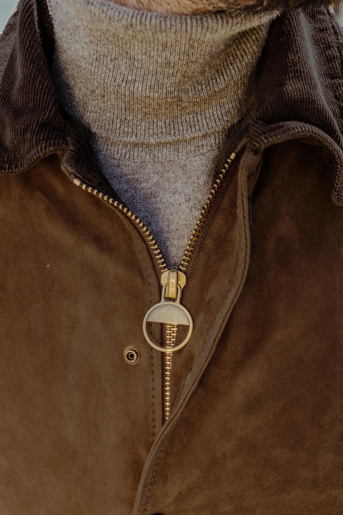 Aged whisky goatskin suede, burnt for a dark, lustrous finish. Tri-season versatility with removable lining. - Image n°5