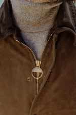 Aged whisky goatskin suede, burnt for a dark, lustrous finish. Tri-season versatility with removable lining. - Image n°5