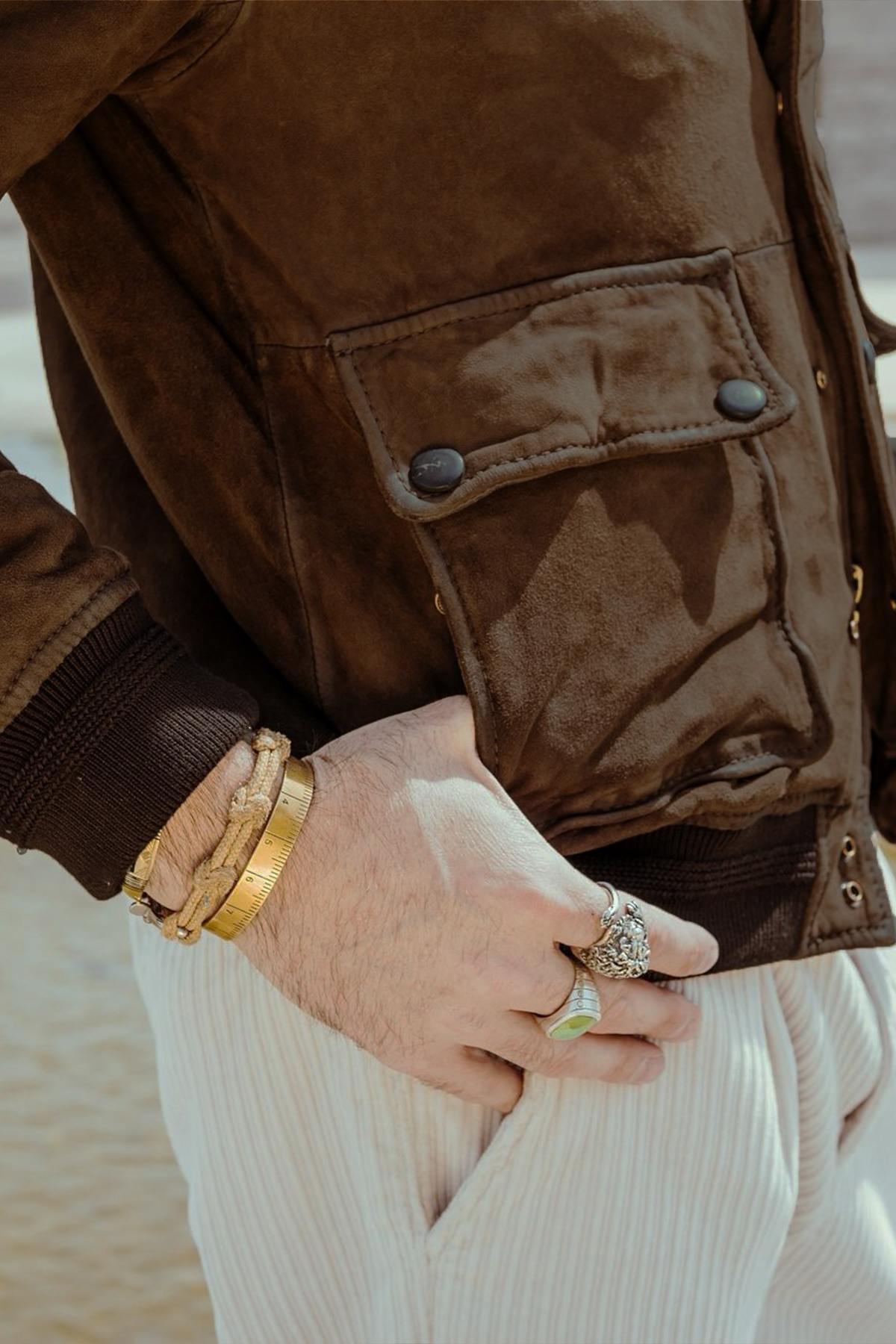 Aged whisky goatskin suede, burnt for a dark, lustrous finish. Tri-season versatility with removable lining. - Image n°6