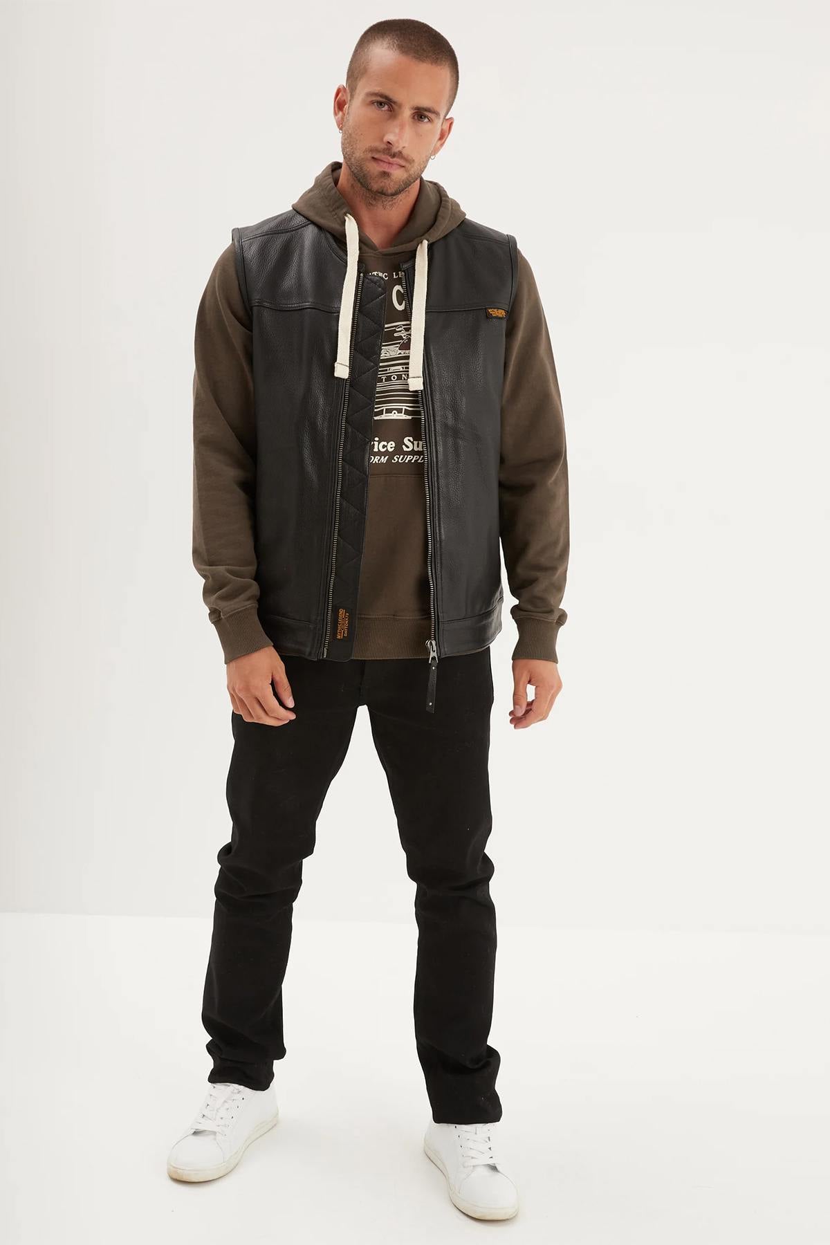 Black goat leather waistcoat, textured and adjustable for a sharp fit. - Image n°7