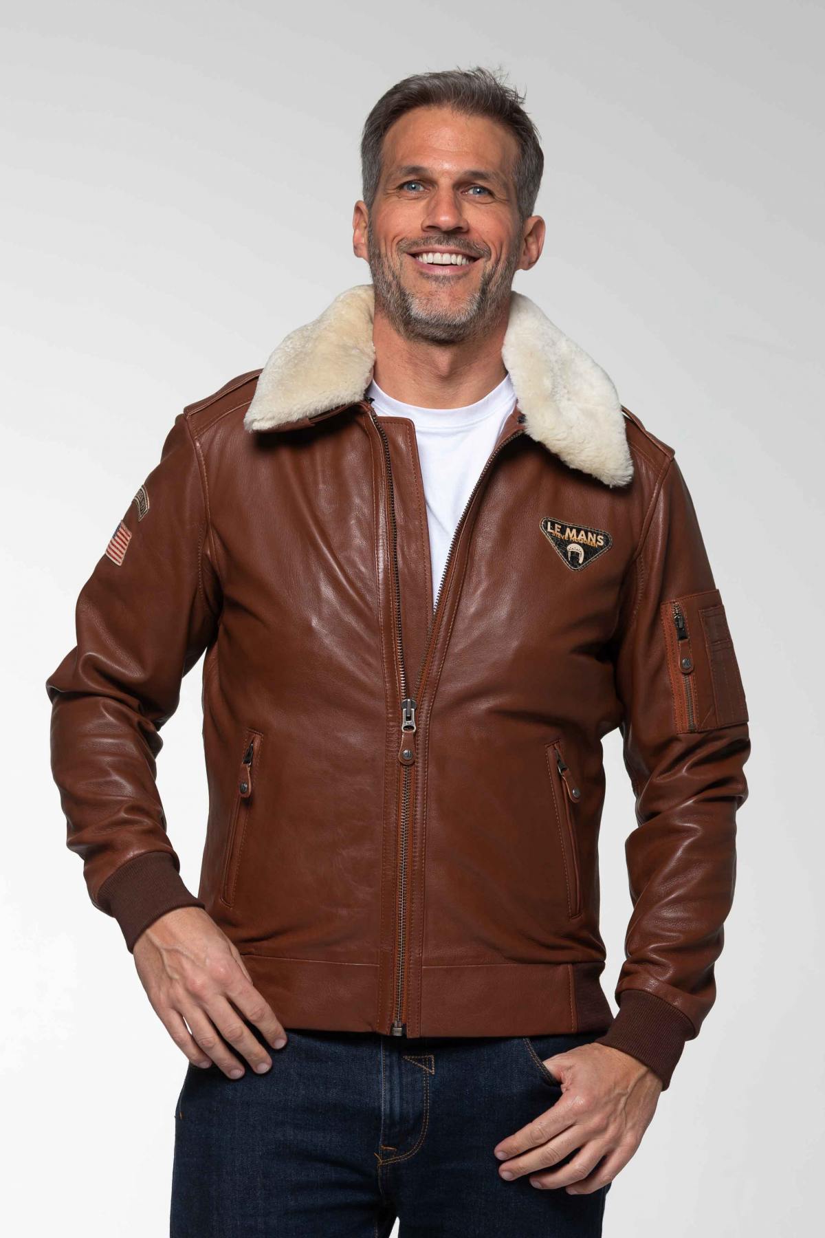 Crown Tortoise sheepskin jacket, aviator-inspired for year-round wear. - Image n°1