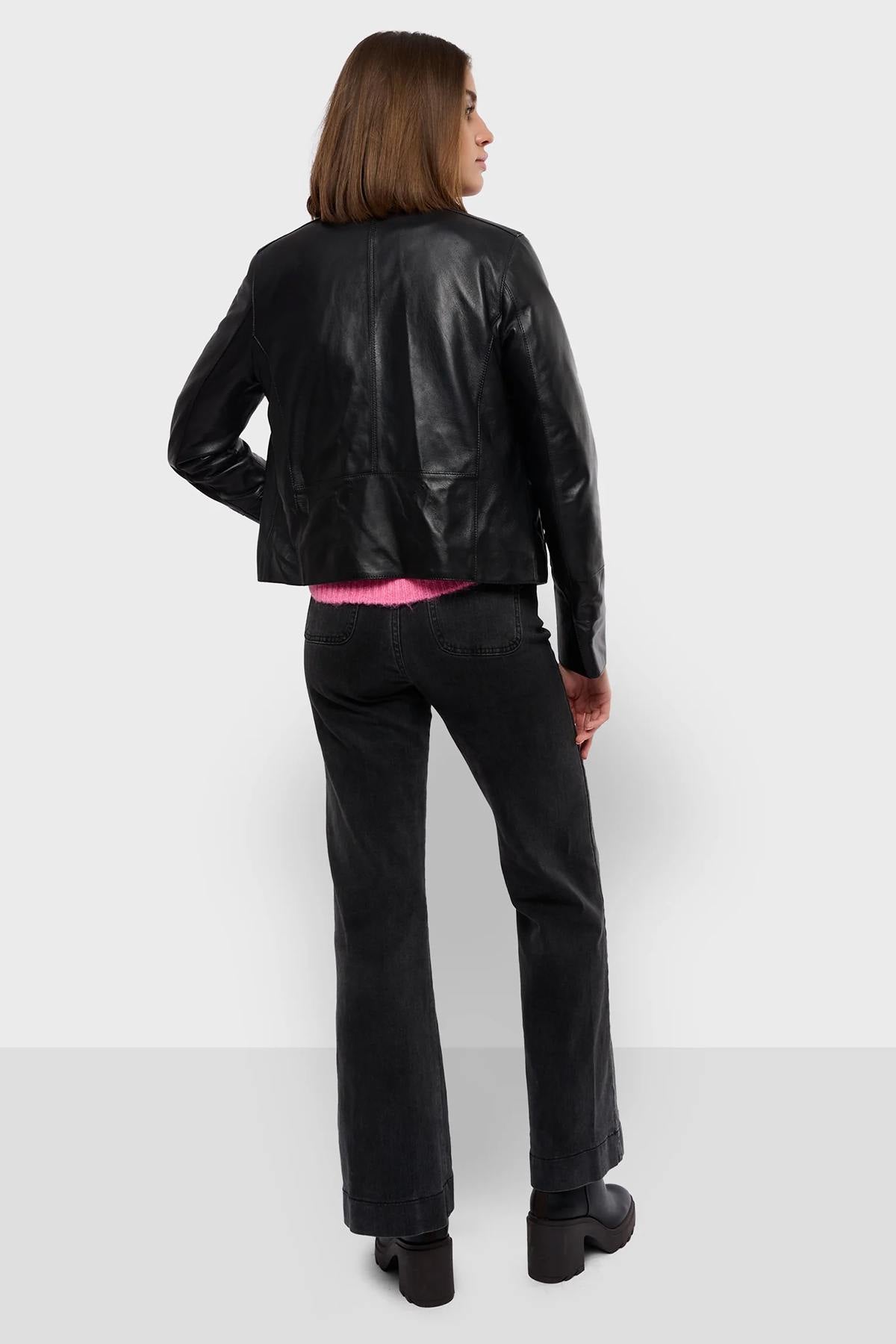 The Lexia Noir 501: a black sheep leather jacket with a relaxed fit. - Image n°5