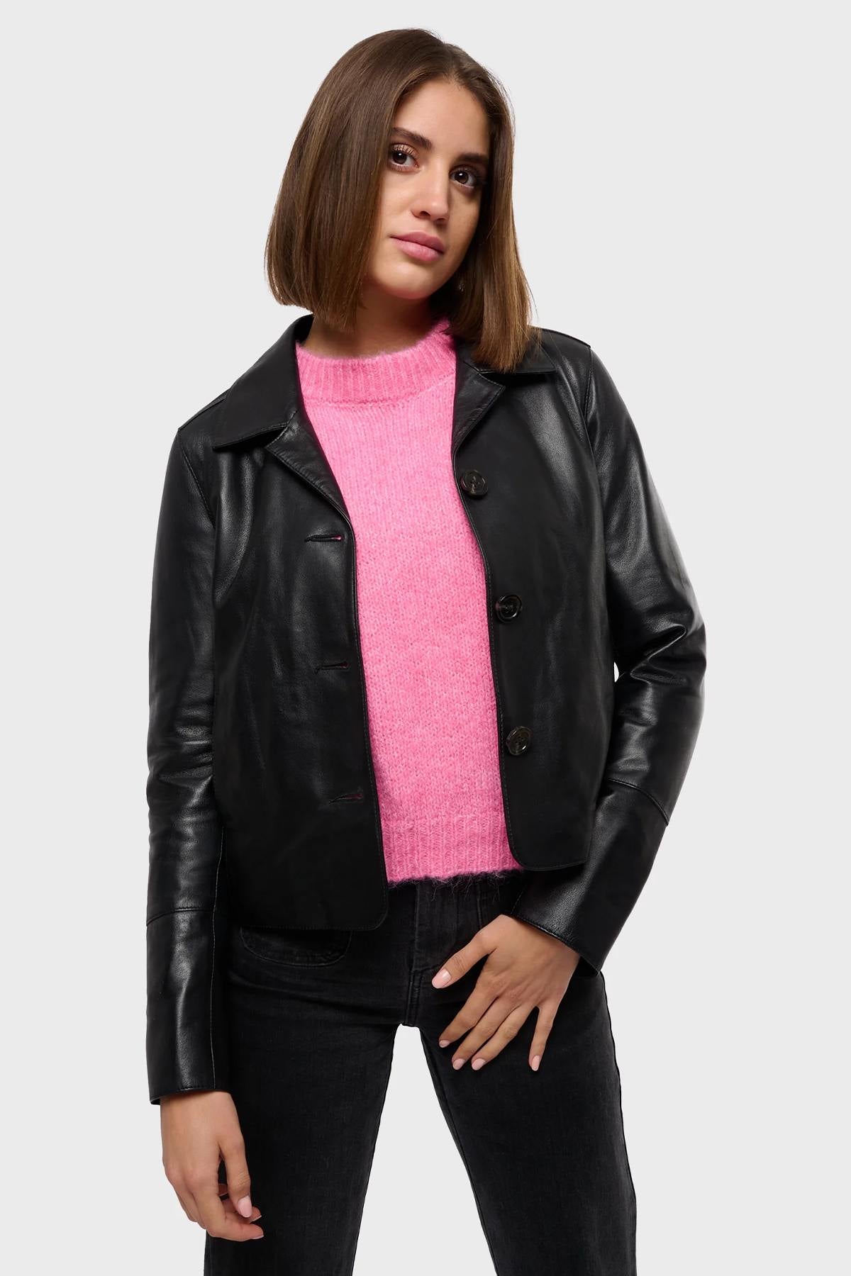 The Lexia Noir 501: a black sheep leather jacket with a relaxed fit. - Image n°2