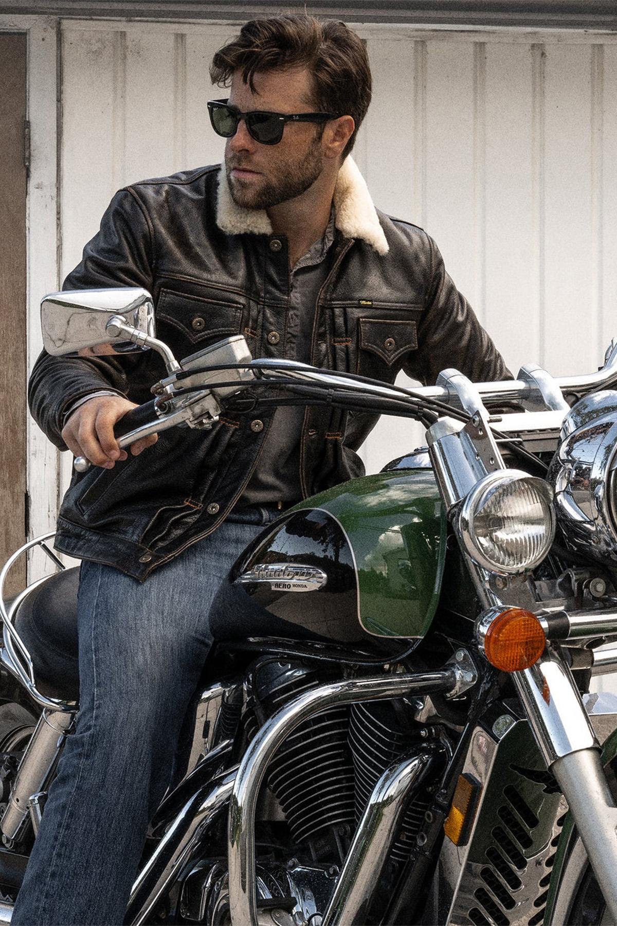 Buffalo leather trucker jacket with rapid patina for vintage charm. - Image n°1