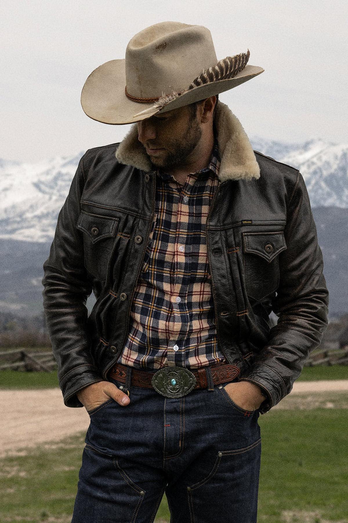 Buffalo leather trucker jacket with rapid patina for vintage charm. - Image n°5