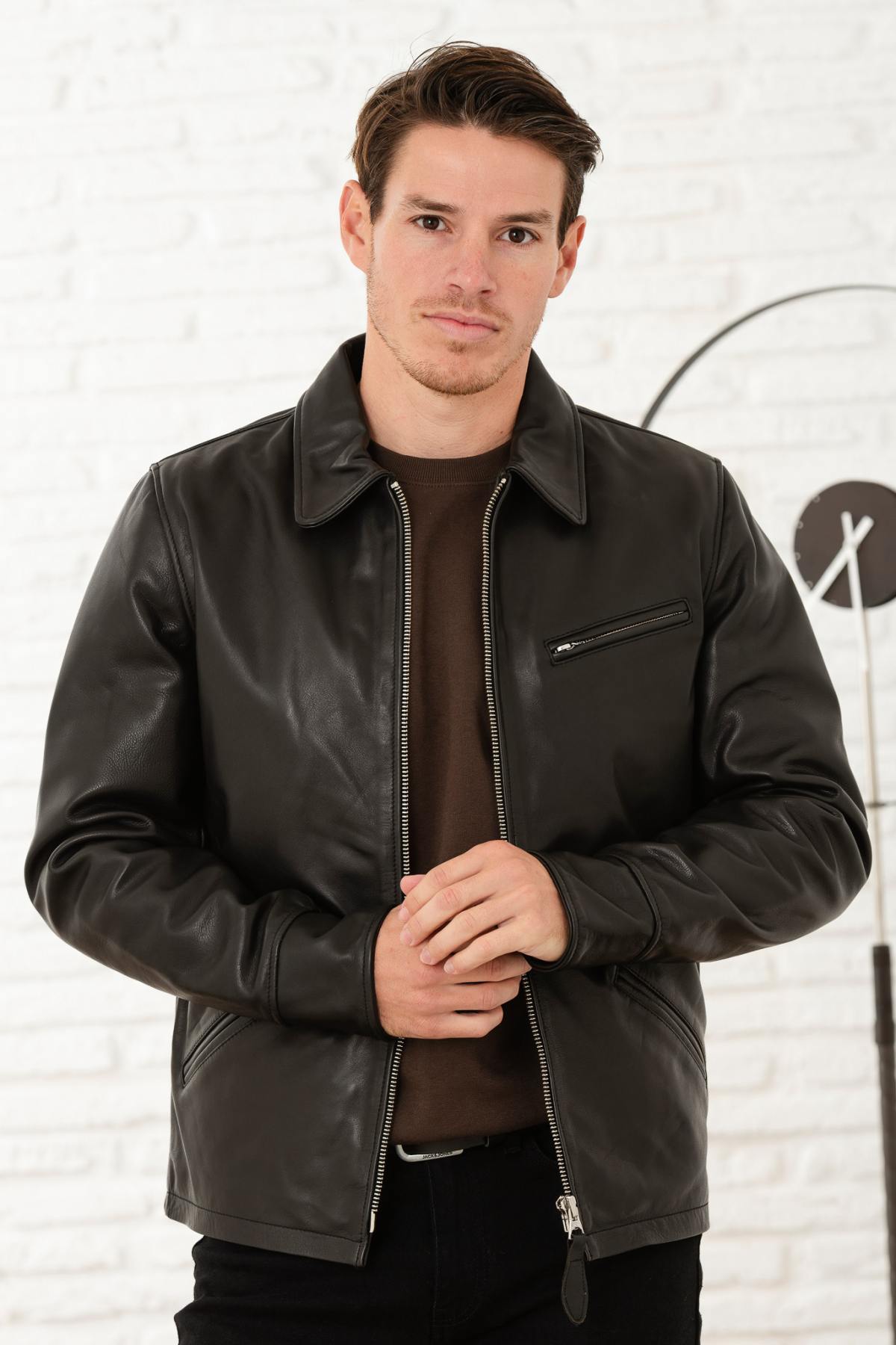 Schott's LC9521D: a refined black cowhide jacket for effortless style. - Image n°1