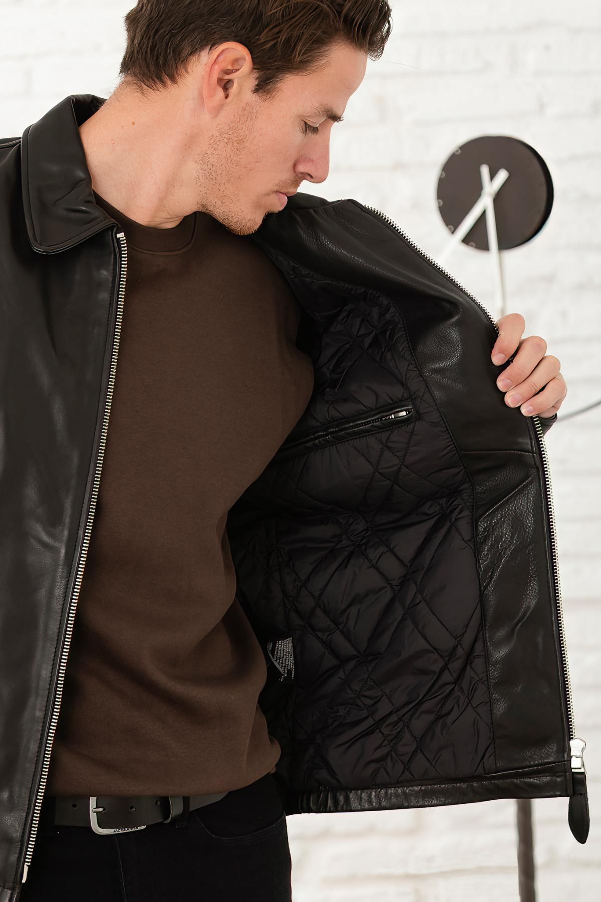 Schott's LC9521D: a refined black cowhide jacket for effortless style. - Image n°5