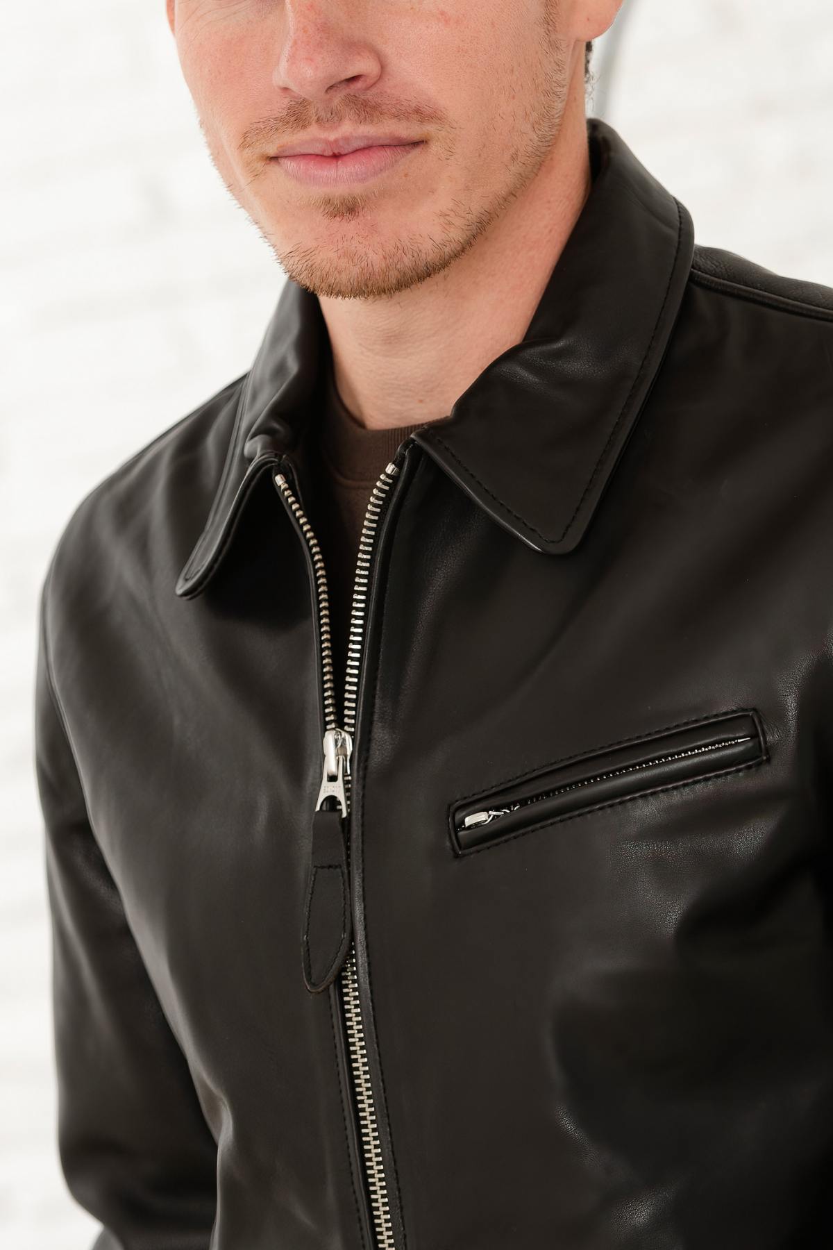 Schott's LC9521D: a refined black cowhide jacket for effortless style. - Image n°4