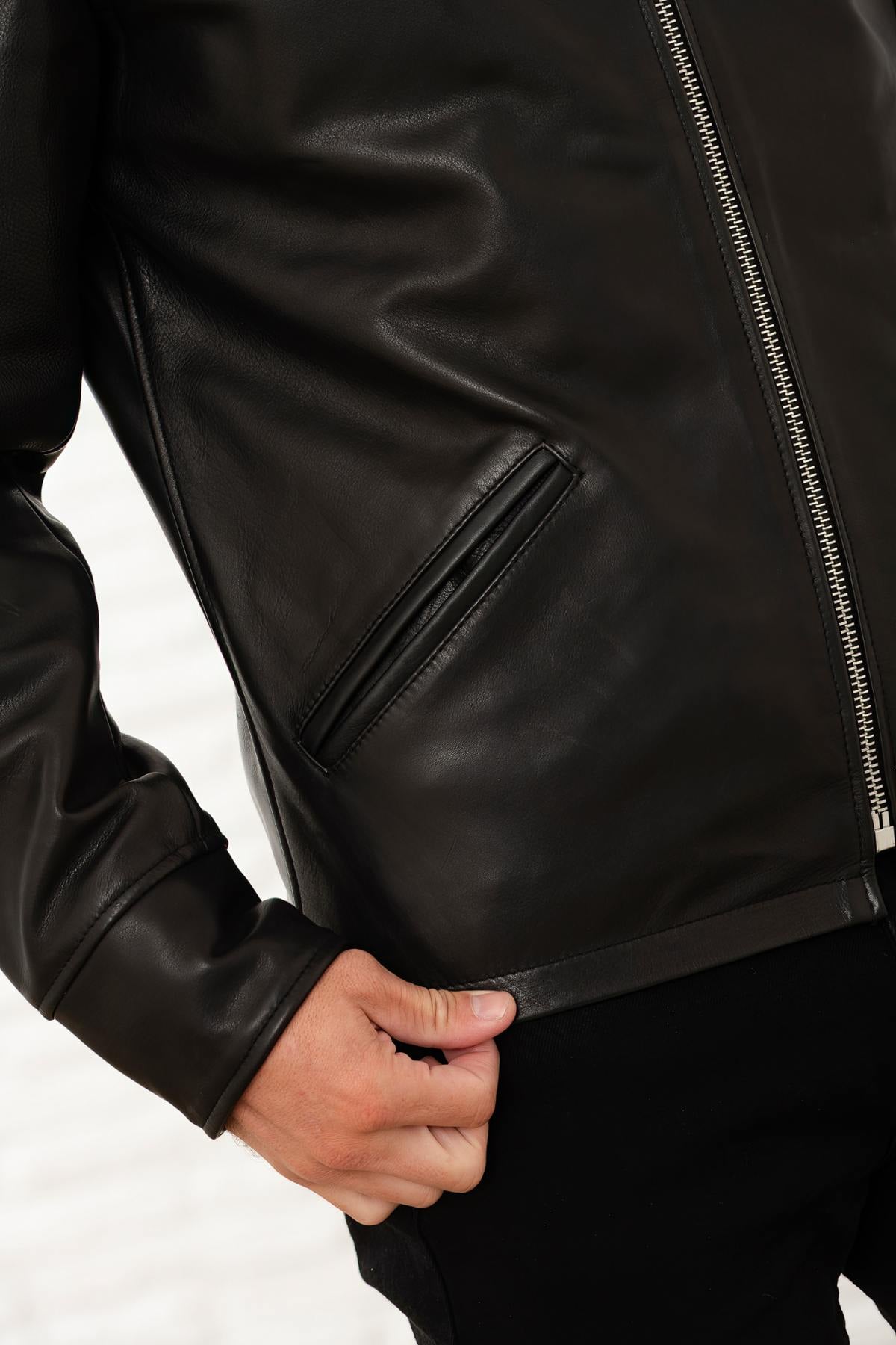 Schott's LC9521D: a refined black cowhide jacket for effortless style. - Image n°9