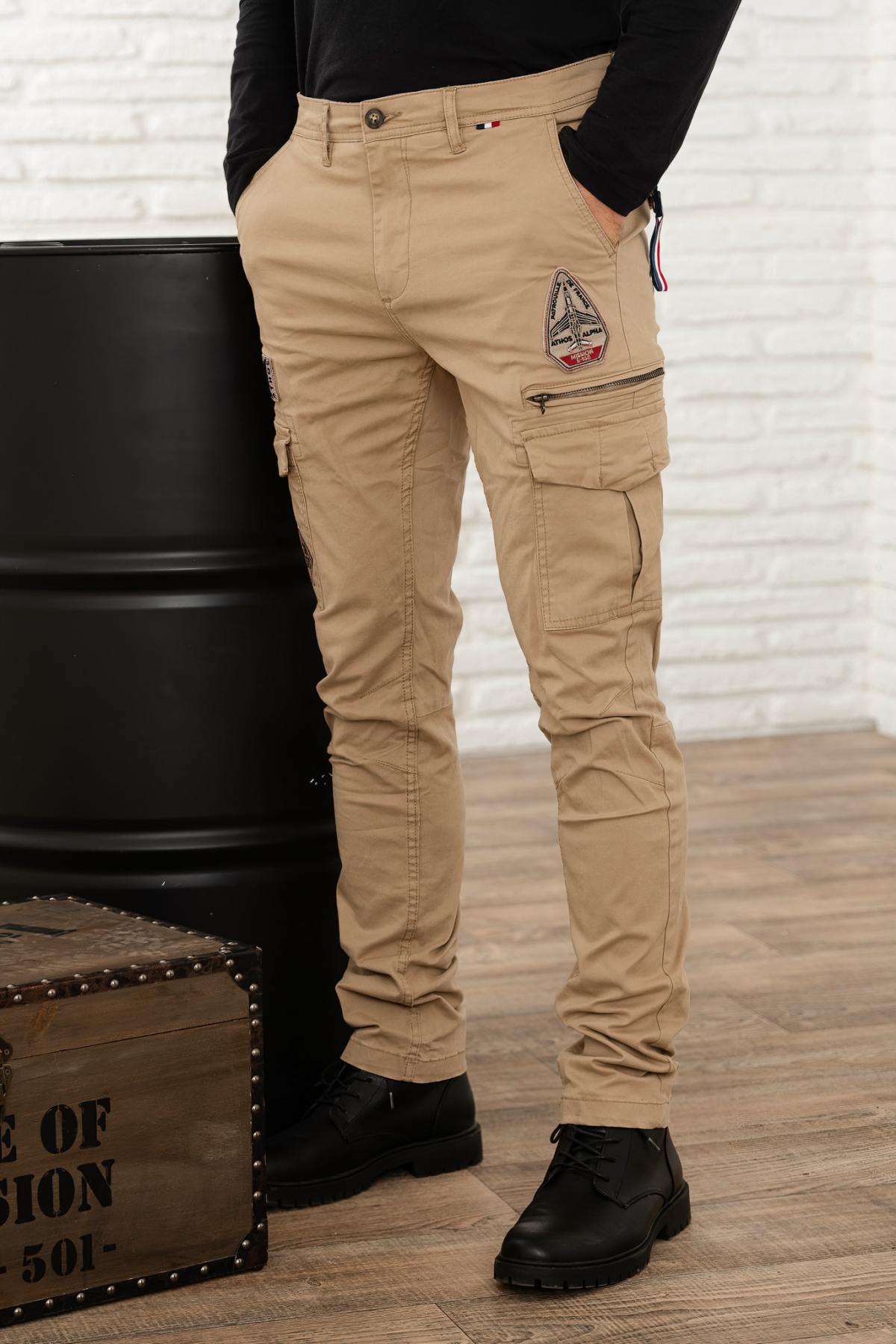 Beige cotton cargo pants with patches - Image n°1