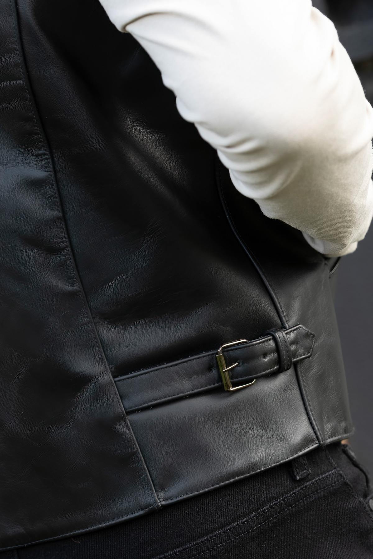 French-crafted horsehide waistcoat with Harris Tweed lining by Buco. - Image n°5