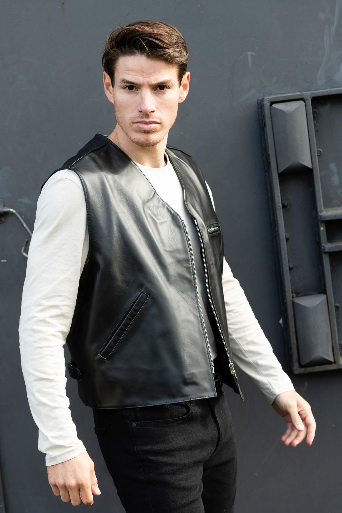 French-crafted horsehide waistcoat with Harris Tweed lining by Buco. - Image n°4