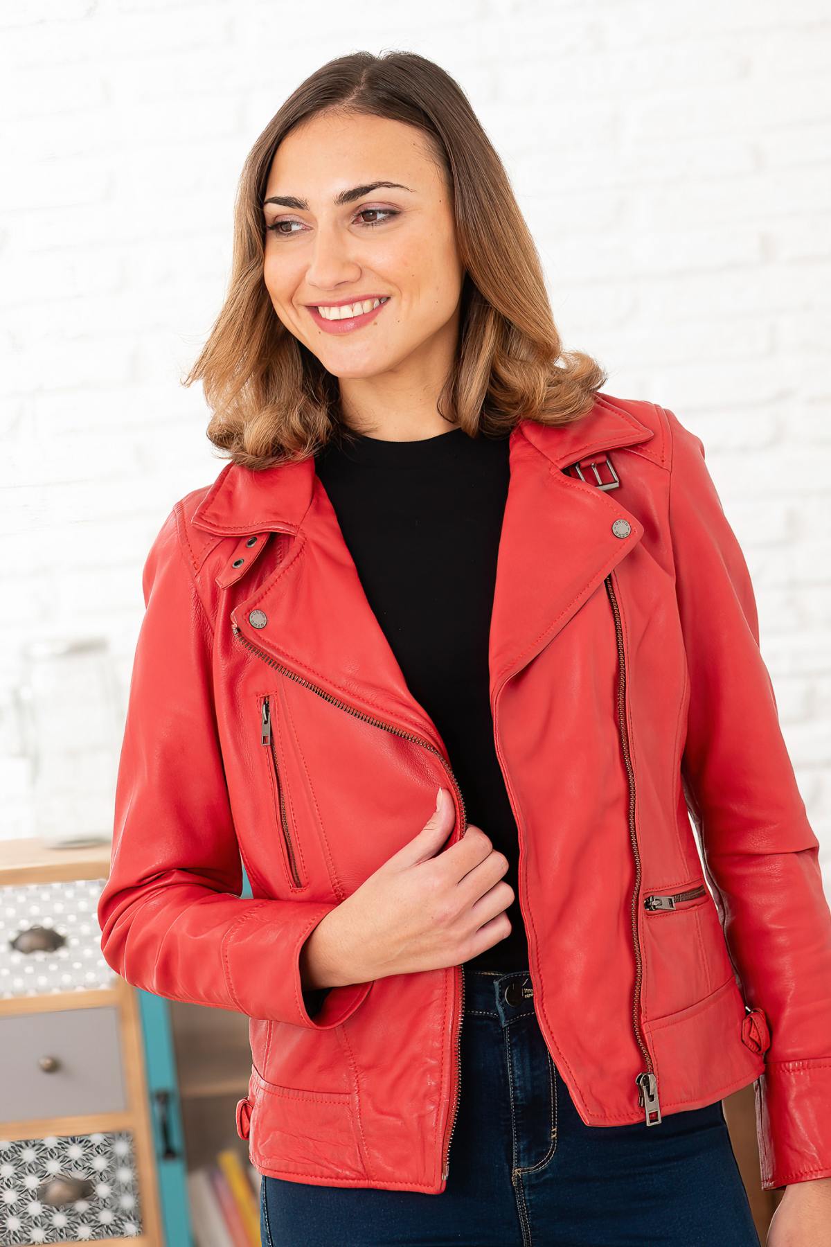 Fiery red perfecto in soft, vegetable-tanned sheepskin. - Image n°1