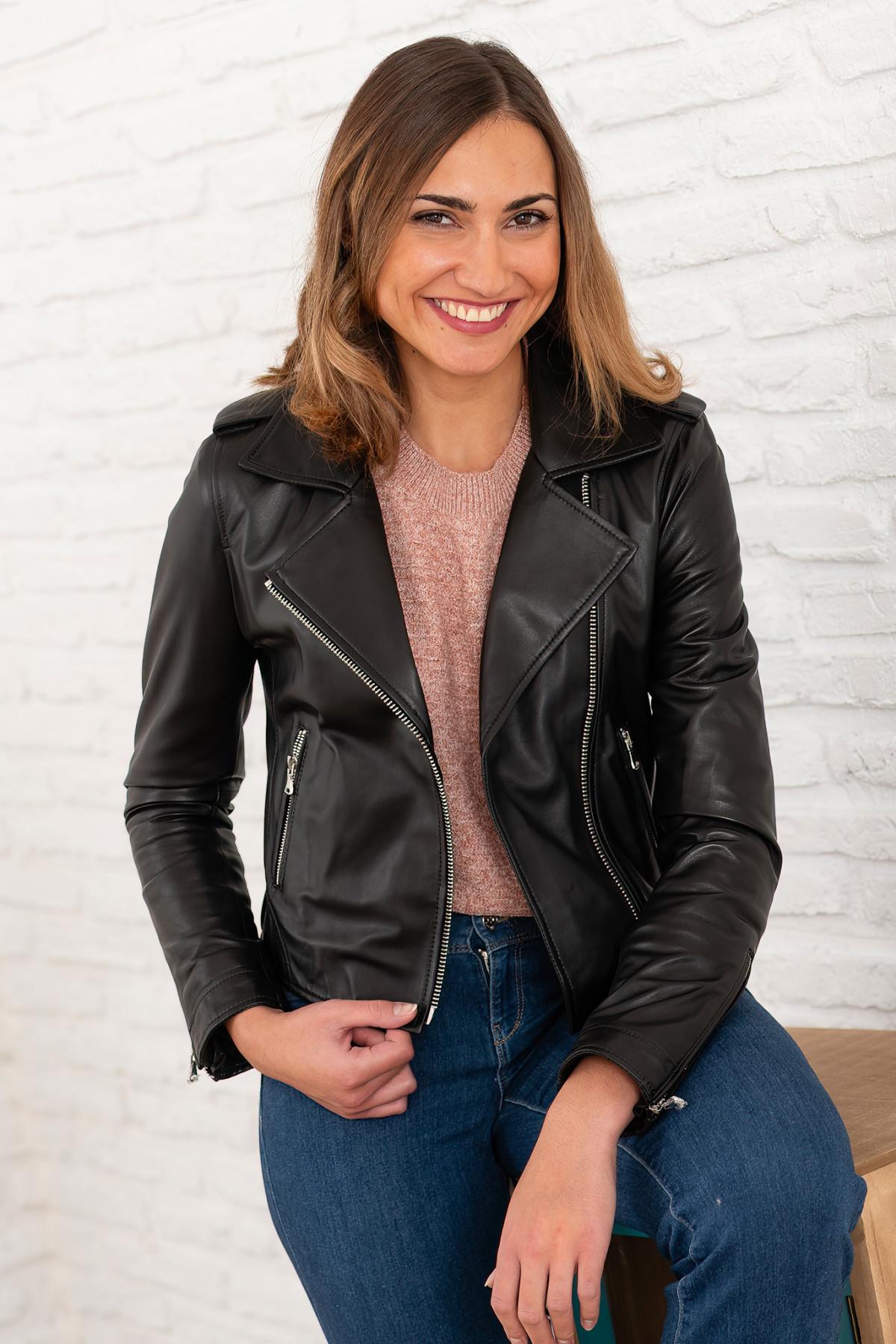 Oakwood's KITTY NOIR 501: a slim, lightweight black lambskin jacket. - Image n°4