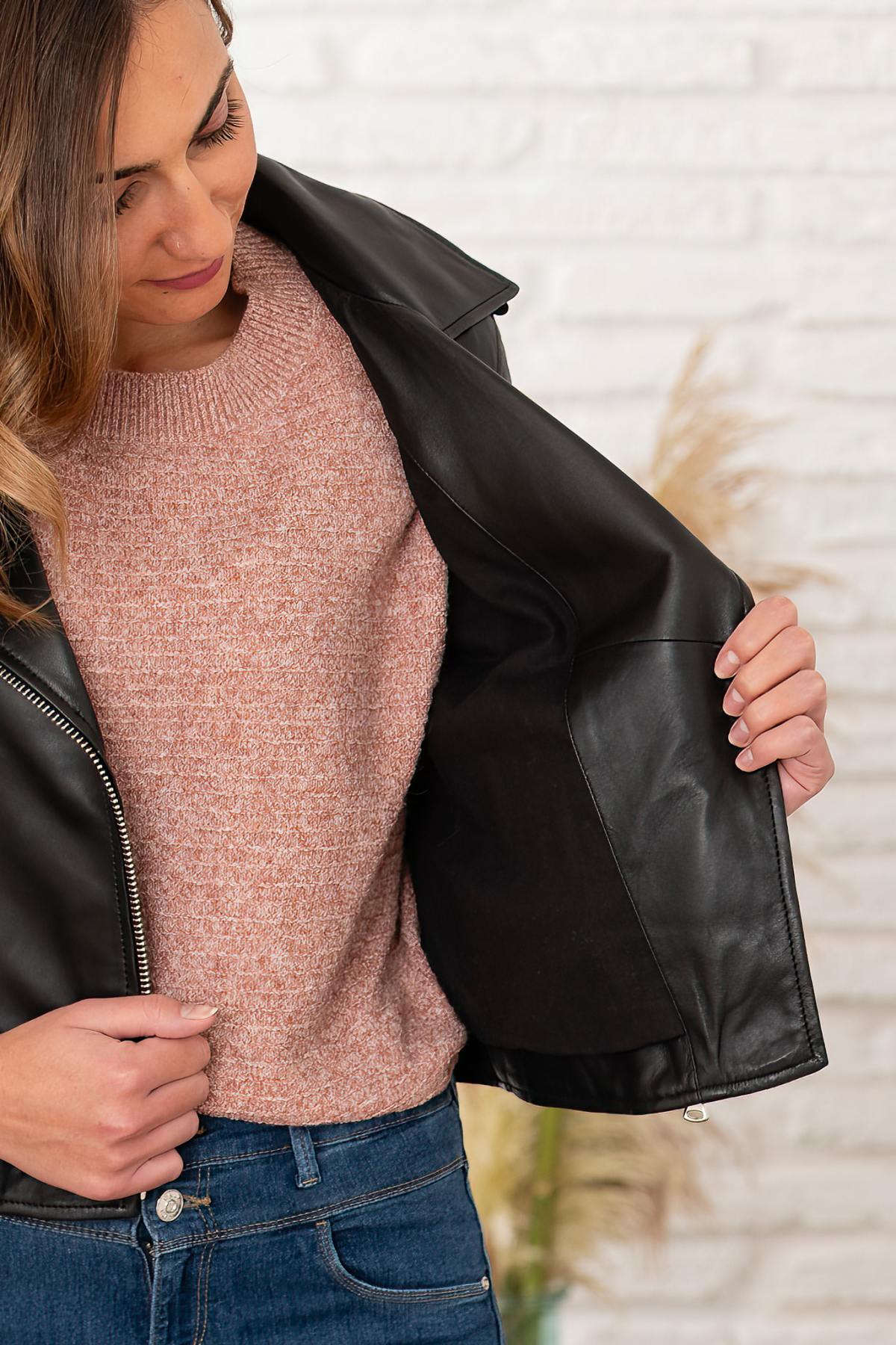 Oakwood's KITTY NOIR 501: a slim, lightweight black lambskin jacket. - Image n°7