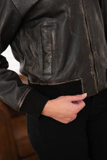 Timeless aged brown sheepskin jacket. The Frankie by Oakwood. - Image n°4