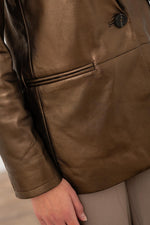 Radiant gold sheepskin, shiny and lightweight. A timeless chic piece. - Image n°3