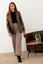 Radiant gold sheepskin, shiny and lightweight. A timeless chic piece. - Image n°2