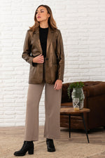 Radiant gold sheepskin, shiny and lightweight. A timeless chic piece. - Image n°6