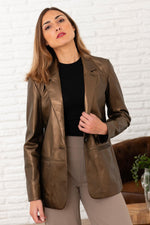 Radiant gold sheepskin, shiny and lightweight. A timeless chic piece. - Image n°1