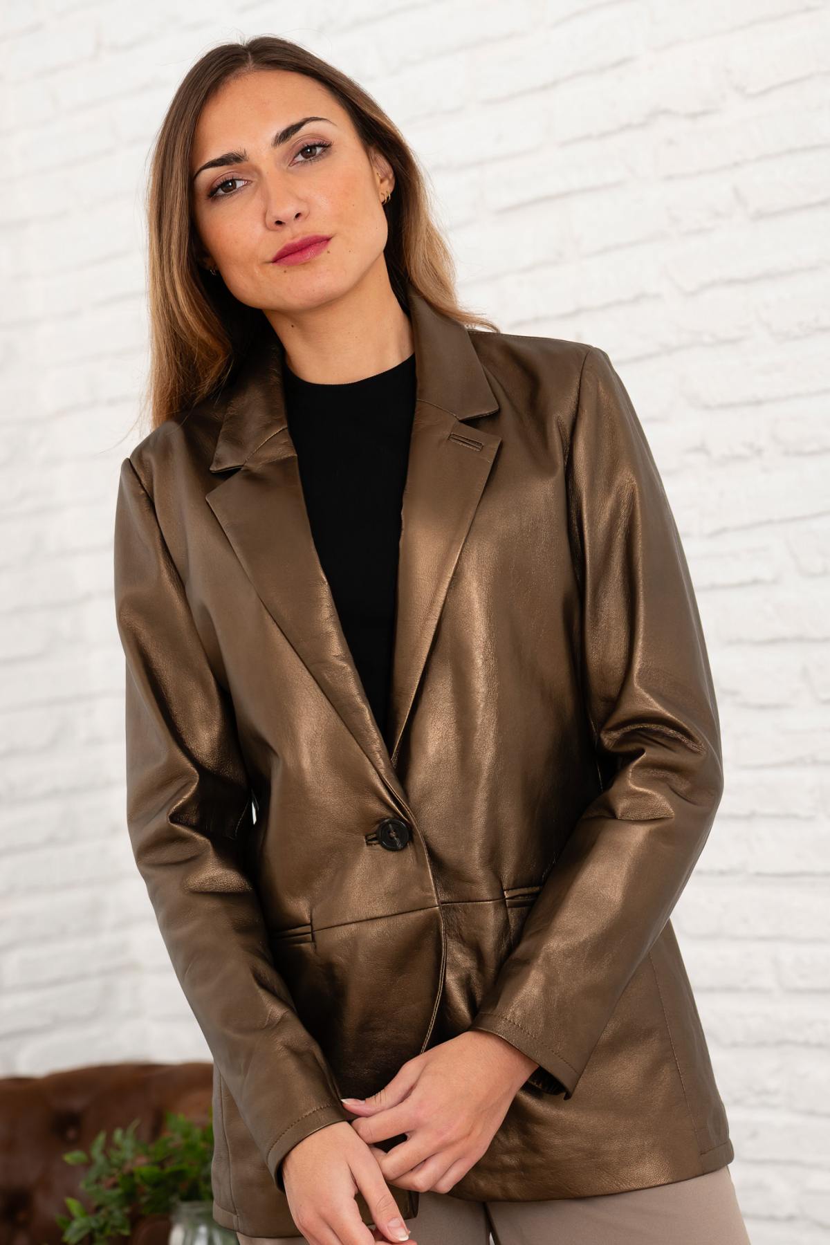 Radiant gold sheepskin, shiny and lightweight. A timeless chic piece. - Image n°5