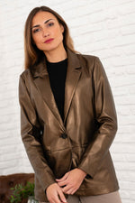 Radiant gold sheepskin, shiny and lightweight. A timeless chic piece. - Image n°5