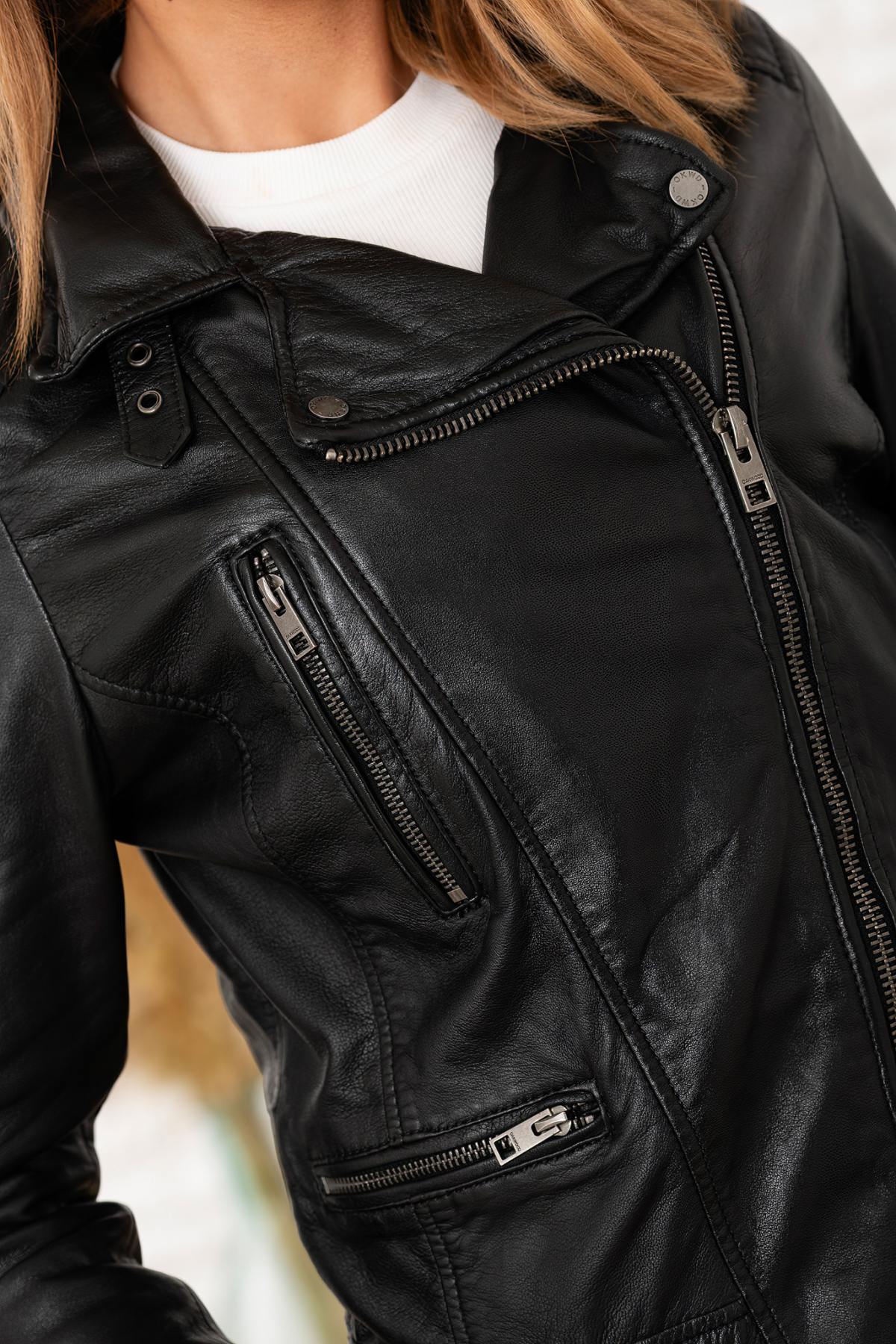 Black sheep leather perfecto with finish, sleek and modern. - Image n°2