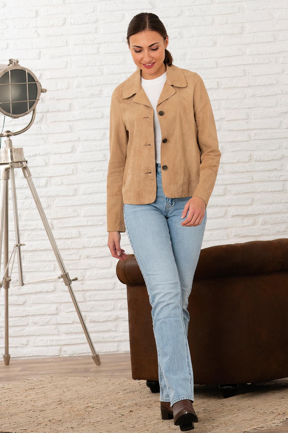 A soft taupe suede goatskin jacket, ideal for warm, breezy days. - Image n°2