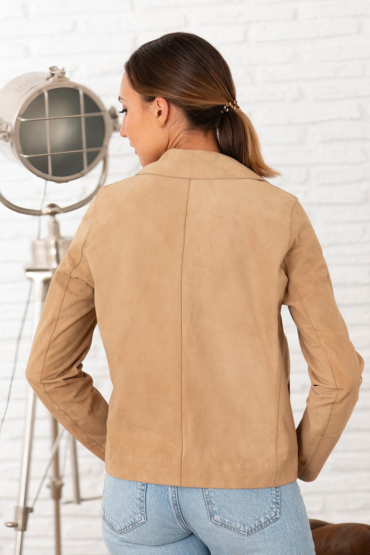 A soft taupe suede goatskin jacket, ideal for warm, breezy days. - Image n°4
